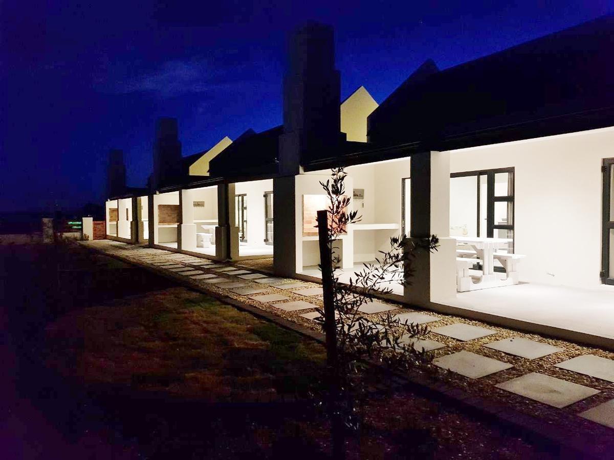 Three Feathers Cottages 兰格班 外观 照片